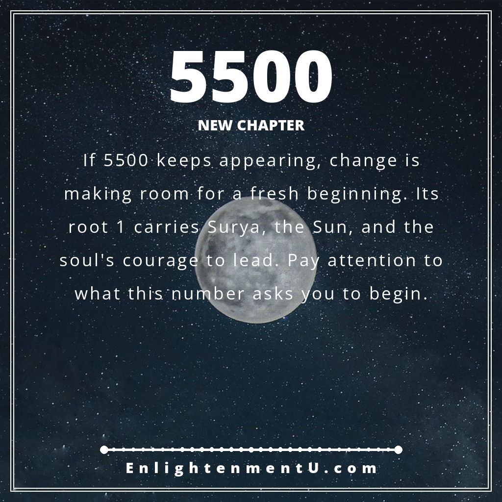 Anstecker mit der Engelszahl 5500 und der Zahl 5500 vor einem hellen Sonnenaufgang und einem offenen Weg; der Text lautet 'New Chapter', Bedeutung der Engelszahl 5500.