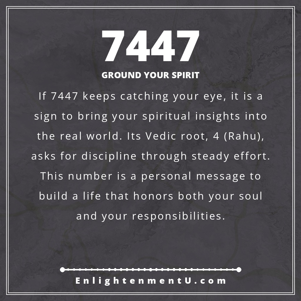 Chapa con el número angelical 7447 sobre una escena cósmica y arraigada; el texto dice «Ground Your Spirit», significado de ver el número angelical 7447.